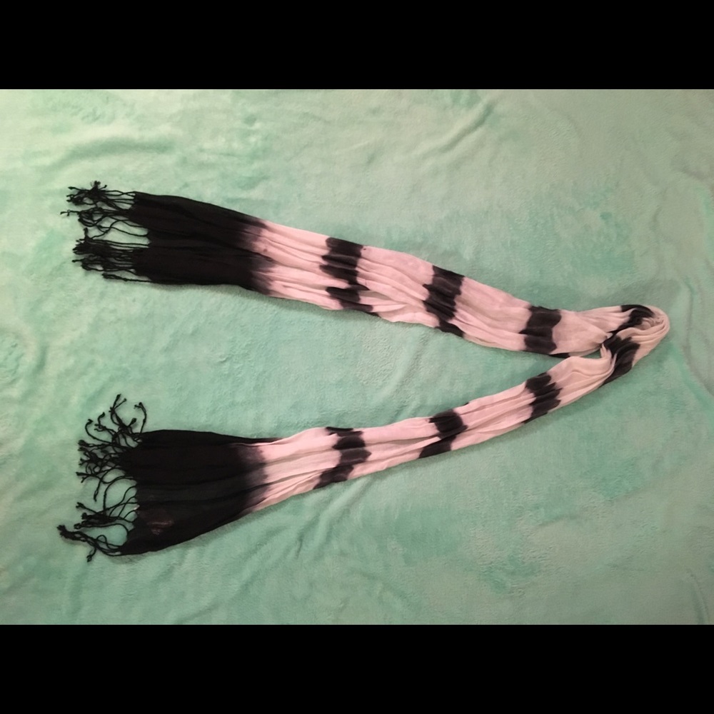 Black and white scarf